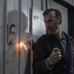 Io sono nessuno: Bob Odenkirk in una scena d'azione