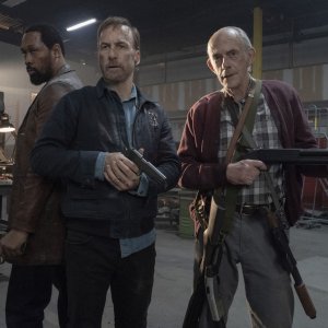 Io sono nessuno: Bob Odenkirk, Christopher Lloyd e RZA in una scena