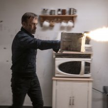 Io sono nessuno: Bob Odenkirk durante una scena d'azione