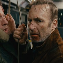 Io sono nessuno: Bob Odenkirk e Alain Moussi in una scena