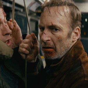 Io sono nessuno: Bob Odenkirk e Alain Moussi in una scena