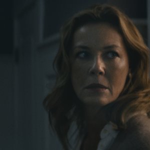 Io sono nessuno: Connie Nielsen e Bob Odenkirk in una scena del film