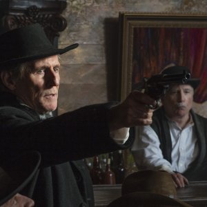 Murder At Emigrant Gulch: Gabriel Byrne e Richard Dreyfuss in una scena