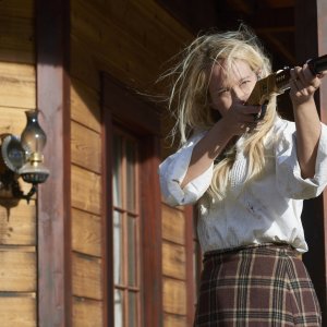 Murder At Emigrant Gulch: Anna Camp spiana il fucile