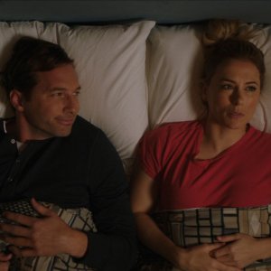 Sembrava perfetto... e invece: Ryan Hansen e Iliza Shlesinger in una scena del film