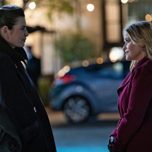 The Morning Show: Julianna Margulies e Reese Witherspoon in una scena