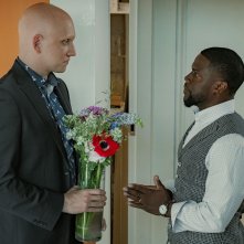 Un padre: Kevin Hart e Anthony Carrigan in una scena del film