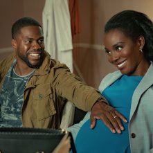 Un padre: Kevin Hart e Deborah Ayorinde in una scena del film