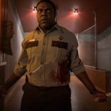 A cena con il lupo - Werewolves Within: Sam Richardson in una scena d'azione