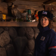 A cena con il lupo - Werewolves Within: Milana Vayntrub in una scena del film