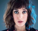 Lizzy Caplan, Christian Slater e Clark Duke nella serie spy Netflix Inside Job