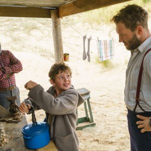 Storm Boy - Il ragazzo che sapeva volare: Jai Courtney, Trevor Jamieson e Finn Little in una scena del film