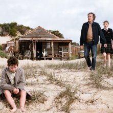 Storm Boy - Il ragazzo che sapeva volare: Geoffrey Rush e Finn Little in una scena del film