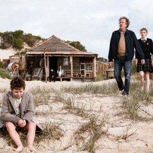 Storm Boy - Il ragazzo che sapeva volare: Geoffrey Rush e Finn Little in una scena del film