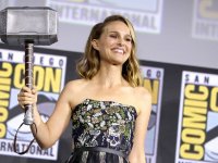 Thor: Love and Thunder, una t-shirt svela il look della Potente Thor di Natale Portman