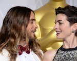 Anne Hathaway e Jared Leto: sangue finto, parrucche bionde e baci sul set della serie WeCrashed (FOTO)