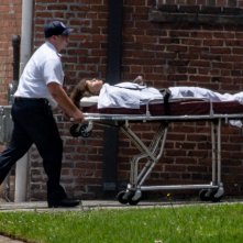 Stranger Things 4: Millie Bobby Brown su una barella