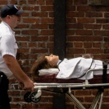 Stranger Things 4: Millie Bobby Brown su una barella