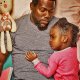 Un padre, recensione: Kevin Hart in modalità drammatica su Netflix