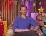 Tom Hiddleston leggerà in tv una storia della buonanotte con un supereroe davvero speciale