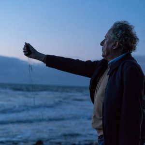 Storm Boy - Il ragazzo che sapeva volare: Geoffrey Rush durante una scena del film