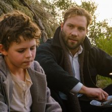 Storm Boy - Il ragazzo che sapeva volare: Jai Courtney e Finn Little in una scena del film