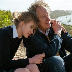 Storm Boy - Il ragazzo che sapeva volare: Geoffrey Rush e Morgana Davies inuna scena del film