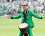 Matthew McConaughey 'scalda' i tifosi dell'Austin FC con un bongo (VIDEO)