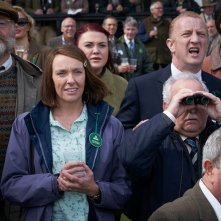 Dream Horse: Owen Teale insieme a Toni Collette in una scena del film