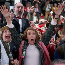 Dream Horse: Toni Collette con Owen Teale e Damian Lewis in una scena del film