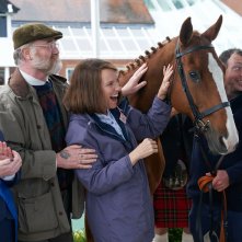 Dream Horse: Owen Teale e Toni Collette in una scena del film