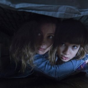 Come Play - Gioca con me: Gillian Jacobs e Azhy Robertson in una scena del film