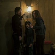 Come Play - Gioca con me: Gillian Jacobs, John Gallagher Jr. e Azhy Robertson in una scena del film