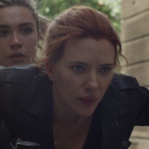 Black Widow: Scarlett Johansson e Florence Pugh durante un inseguimento