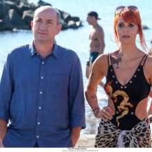 Come un gatto in Tangenziale - Ritorno a Coccia di Morto: Antonio Albanese e Paola Cortellesi in una scena