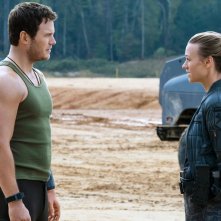 La guerra di domani: Chris Pratt e Yvonne Strahovski in una scena