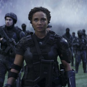 La guerra di domani: Jasmine Mathews in una scena