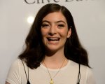 Lorde spiega che cosa si cela dietro la copertina hot di Solar Power
