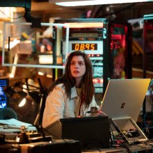 Solos: Anne Hathaway in una scena della serie