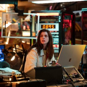 Solos: Anne Hathaway in una scena della serie