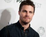 Stephen Amell conferma: 'Sono stato espulso dall'aereo durante una lite con mia moglie'