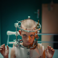 Titane. una disturbante immagine del film