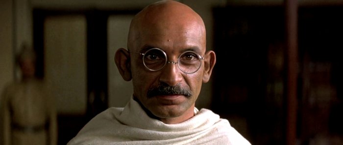 Gandhi: Ben Kingsley, ecco come si preparò al ruolo da Oscar
