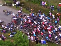 Tour de France 2021 come Fantozzi: la caduta dei ciclisti è tragicomica (VIDEO)