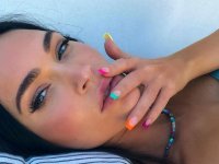 Megan Fox celebra la sua bisessualità con un selfie sensuale e colorato