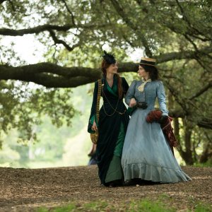I Luminari - Il destino nelle stelle: Eve Hewson ed Eva Green in una scena