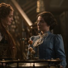 I Luminari - Il destino nelle stelle: Eva Green e Eve Hewson in una scena