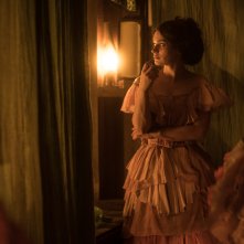 I Luminari - Il destino nelle stelle: Eve Hewson in una scena