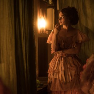 I Luminari - Il destino nelle stelle: Eve Hewson in una scena
