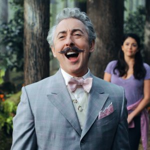 Schmigadoon! - Alan Cumming in una scena